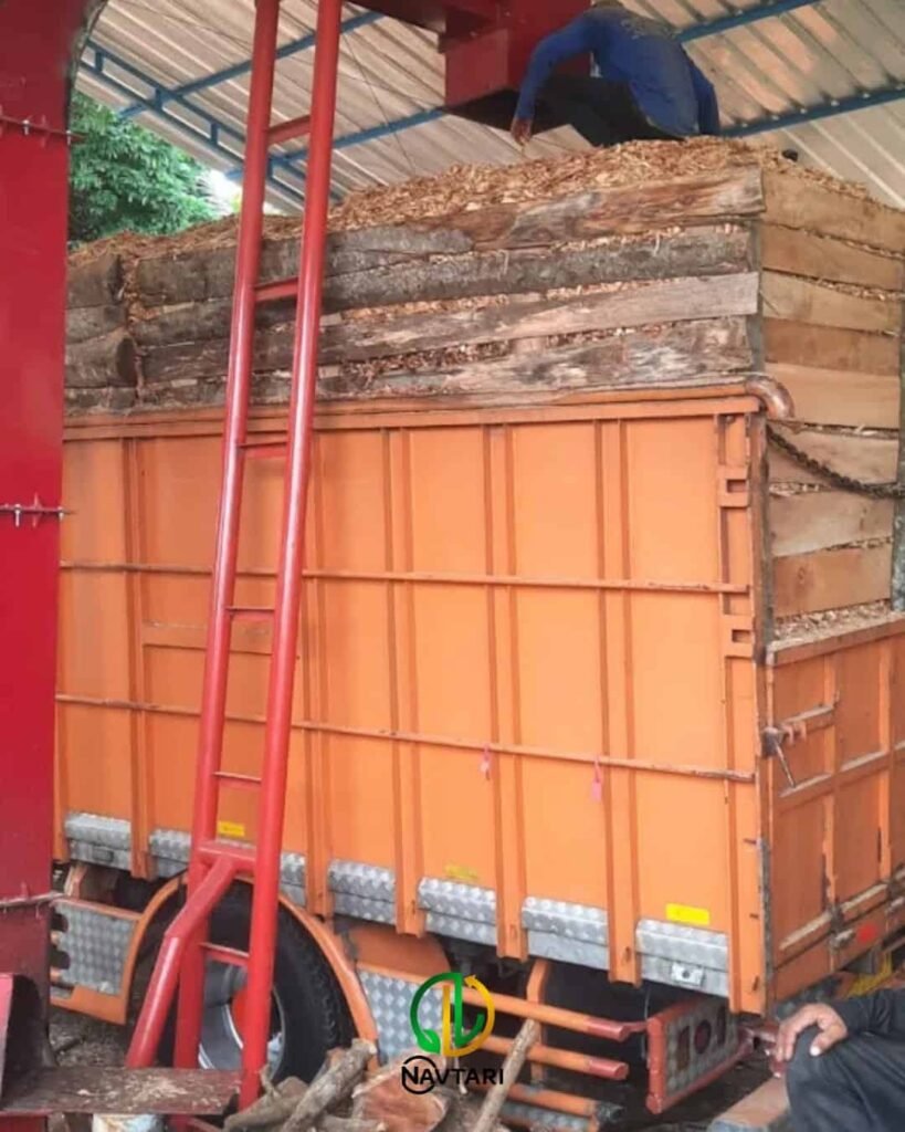 pengisian woodchips curah ke truk pengiriman industri