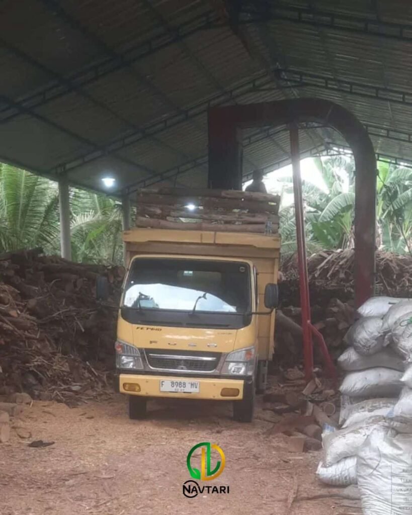 truk pengangkut kayu dan mesin woodchipper pabrik navtari bogor